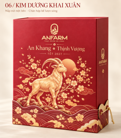 Hộp quà Tết ANFARM KDKX-01 đóng nắp, nền đỏ in hình con dê vàng và cành hoa mai